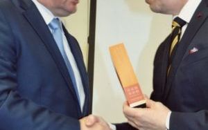 Dolnośląski Dzień Bibliotekarza. Gratulacje burmistrzowi Janowi Bronsiowi składa Minister Kultury Bogdan Zdrojewski. Rok 2014. 