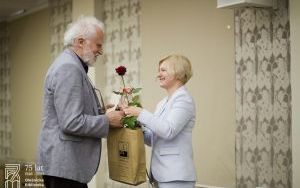 Dzień Bibliotekarza i Animatora Kultury. Dyrektor biblioteki Anna Zasada wręcza podziękowania autorowi ekslibrisów Pavlowi Hlavatemu.  Rok 2017.