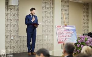 Dzień Bibliotekarza i Animatora Kultury. Prowadzący wydarzenie Stanisław Król. Rok 2017.