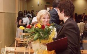 Powiatowy Dzień Bibliotekarza. Naczelnik Wydziału Oświaty i Kultury Starostwa Powiatowego Małgorzata Iwańska składa gratulacje dyrektor Annie Zasadzie. Rok 2008