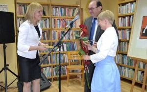 Powiatowy Dzień Bibliotekarza. Nagrodę Burmistrza Oleśnicy otrzymuje Danuta Balsewicz. Rok 2012.
