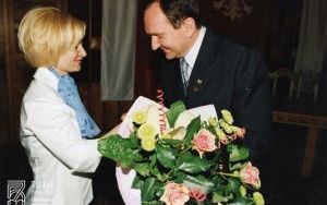 Powiatowy Dzień Bibliotekarza. Starosta Zbigniew Potyrała składa gratulacje dyrektor Annie Zasadzie. Rok 2003.