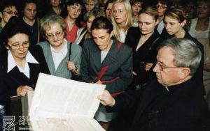 Powiatowy Dzień Bibliotekarza. Wizyta bibliotekarzy w Bibliotece Łańcuchowej. Rok 2003.