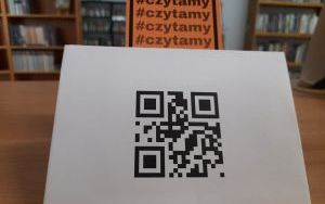 Kod QR z ukrytym bajkowym bohaterem "B"