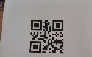 Kod QR z ukrytym bajkowym bohaterem "D"