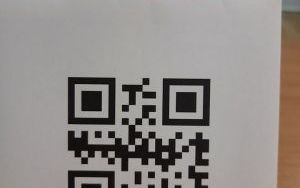 Kod QR z ukrytym bajkowym bohaterem "G"