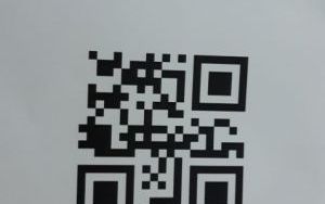 Kod QR z ukrytym bajkowym bohaterem "H"