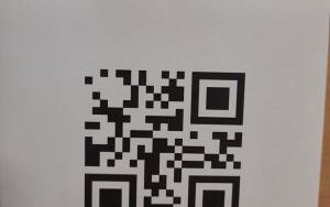 Kod QR z ukrytym bajkowym bohaterem "K"