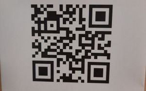 Kod QR z ukrytym bajkowym bohaterem "M"