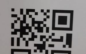 Kod QR z ukrytym bajkowym bohaterem "O"
