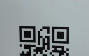 Kod QR z ukrytym bajkowym bohaterem "P"