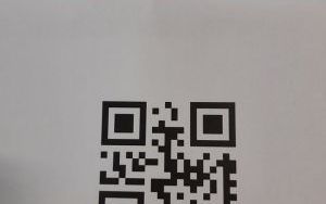 Kod QR z ukrytym bajkowym bohaterem "R"