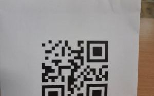 Kod QR z ukrytym bajkowym bohaterem "W"