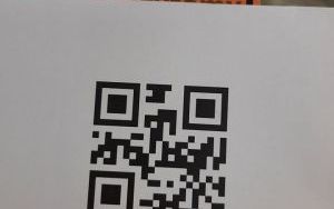 Kod QR z ukrytym bajkowym bohaterem "X"