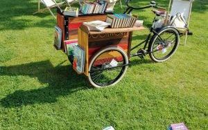 Fotorelacja z akcji mobilnej czytelni BOOKWORM na basenie letnim ATOL