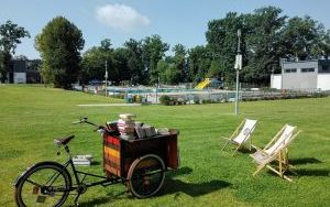 Fotorelacja z akcji mobilnej czytelni BOOKWORM na basenie letnim ATOL