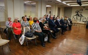 Fotorelacja z odsłonięcia muralu i tablicy okolicznościowej na 75-lecie biblioteki