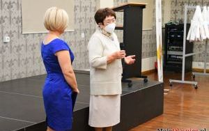 Fotorelacja z odsłonięcia muralu i tablicy okolicznościowej na 75-lecie biblioteki