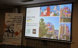 Fotorelacja z odsłonięcia muralu i tablicy okolicznościowej na 75-lecie biblioteki