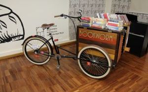 Fotorelacja z odsłonięcia muralu i tablicy okolicznościowej na 75-lecie biblioteki