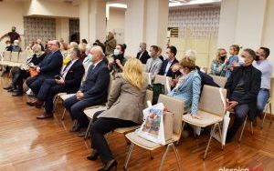 Fotorelacja z odsłonięcia muralu i tablicy okolicznościowej na 75-lecie biblioteki