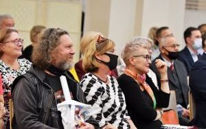 Fotorelacja z odsłonięcia muralu i tablicy okolicznościowej na 75-lecie biblioteki