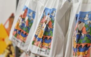 Fotorelacja z odsłonięcia muralu i tablicy okolicznościowej na 75-lecie biblioteki