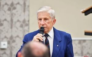 Fotorelacja z odsłonięcia muralu i tablicy okolicznościowej na 75-lecie biblioteki