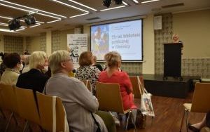 Fotorelacja z odsłonięcia muralu i tablicy okolicznościowej na 75-lecie biblioteki