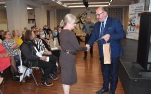 Fotorelacja z odsłonięcia muralu i tablicy okolicznościowej na 75-lecie biblioteki