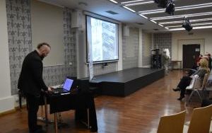 Fotorelacja z odsłonięcia muralu i tablicy okolicznościowej na 75-lecie biblioteki