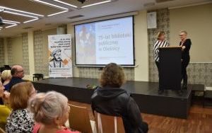 Fotorelacja z odsłonięcia muralu i tablicy okolicznościowej na 75-lecie biblioteki