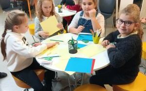 Uczestnicy zajęć w ramach Klubu Książkowych Jeżyków