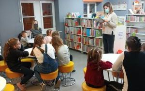 Uczestnicy zajęć w ramach Klubu Książkowych Jeżyków