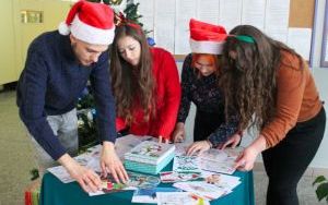 Fotorelacja z przekazania kartek w ramach akcji "Listy do Mikołaja Reja"