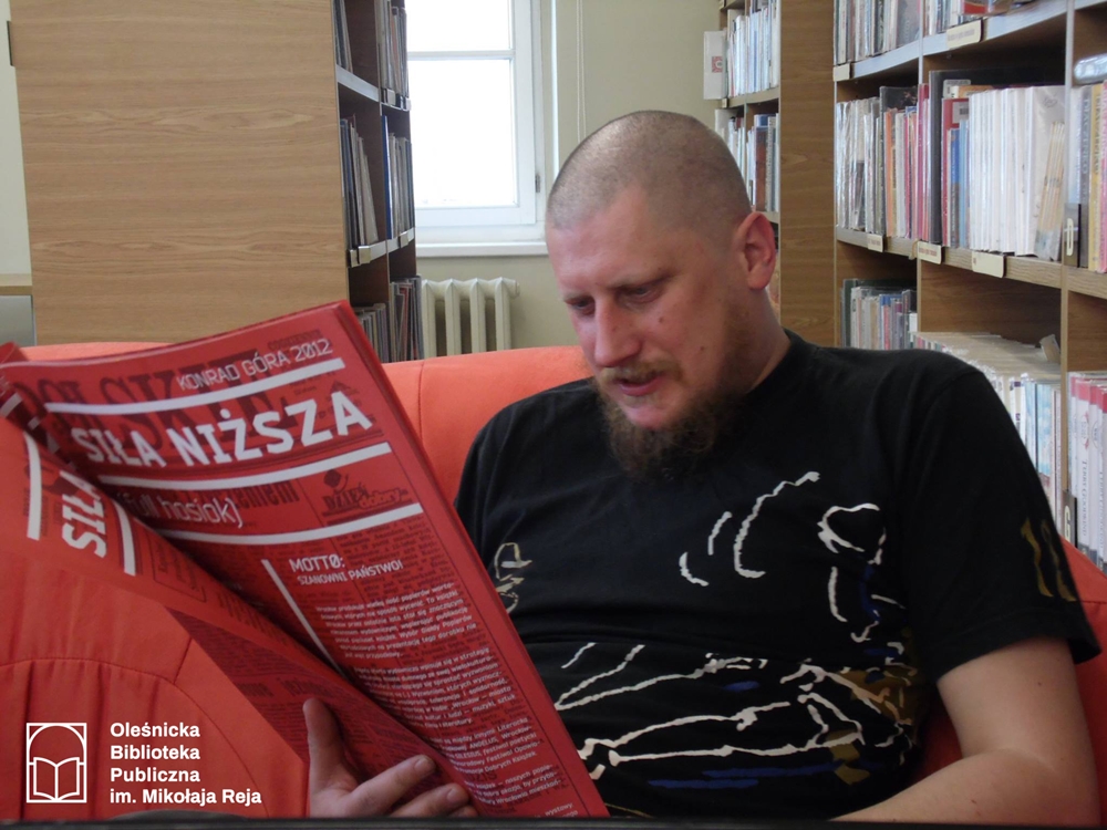 Zdjćie Konrada Góry ze spotkania w Oleśnickiej Bibliotece Publicznej im. Mikołaja Reja w 2015 roku