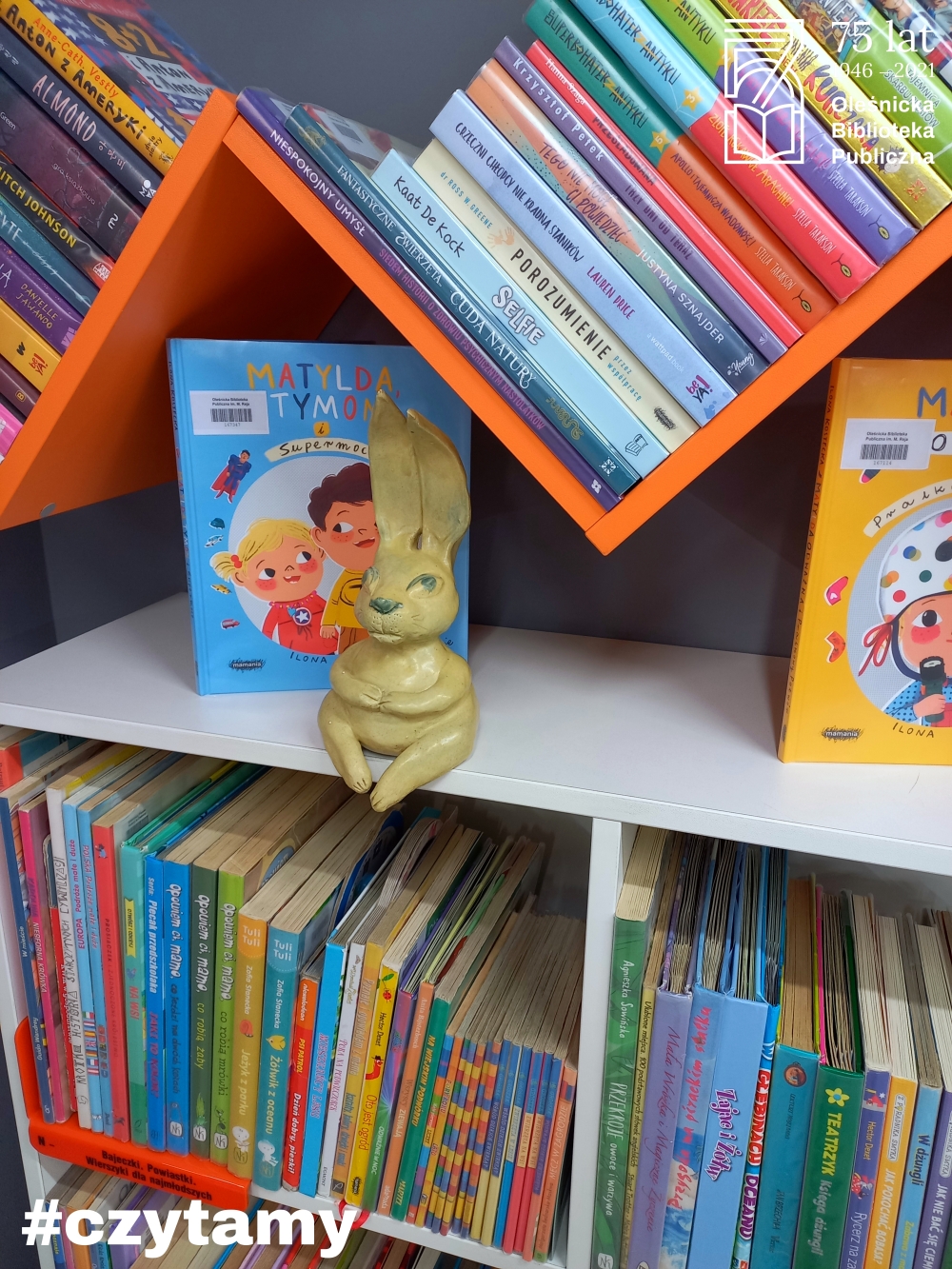 Ceramiczne króliki w Bibliotece dla Dzieci i Młodzieży 
