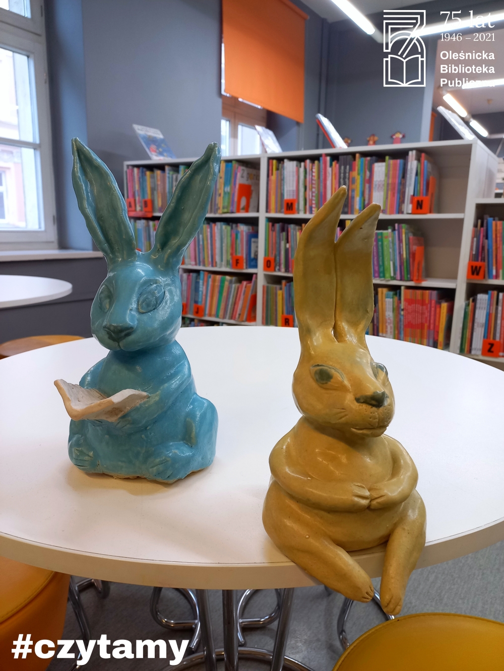 Ceramiczne króliki w Bibliotece dla Dzieci i Młodzieży 