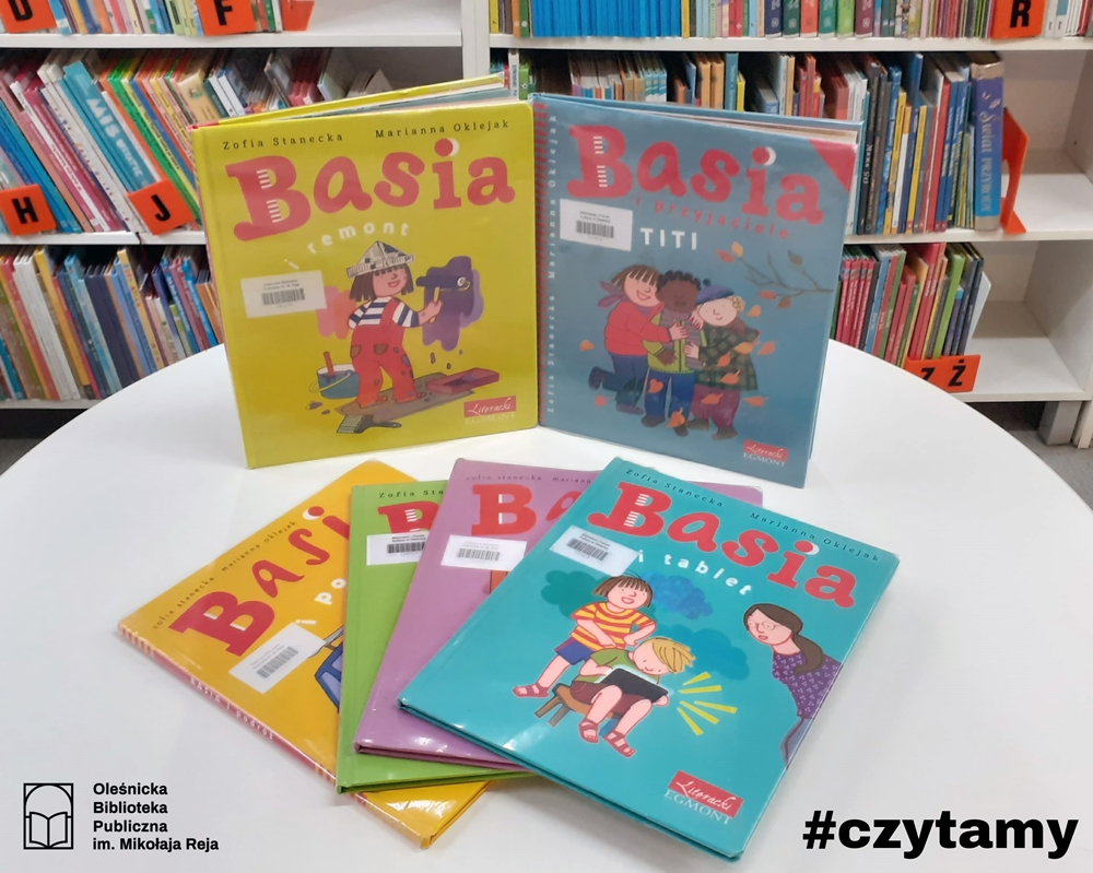 Seria książek o Basi ułożona na stole w Bibliotece dla Dzieci i Młodzieży 