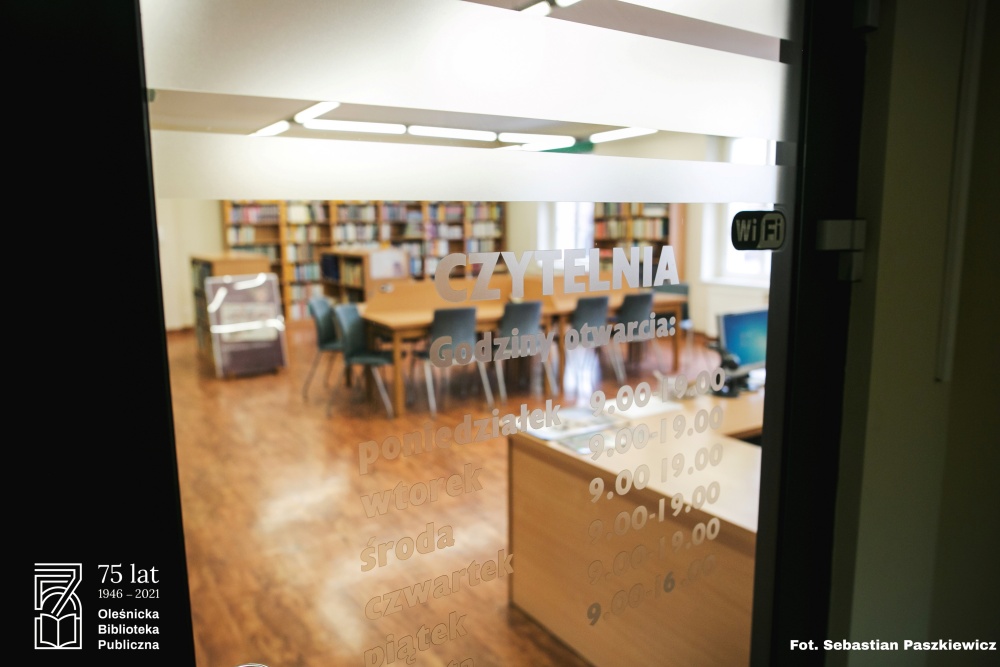 Drzwi główne do Czytelni przy ul. M. Reja 10