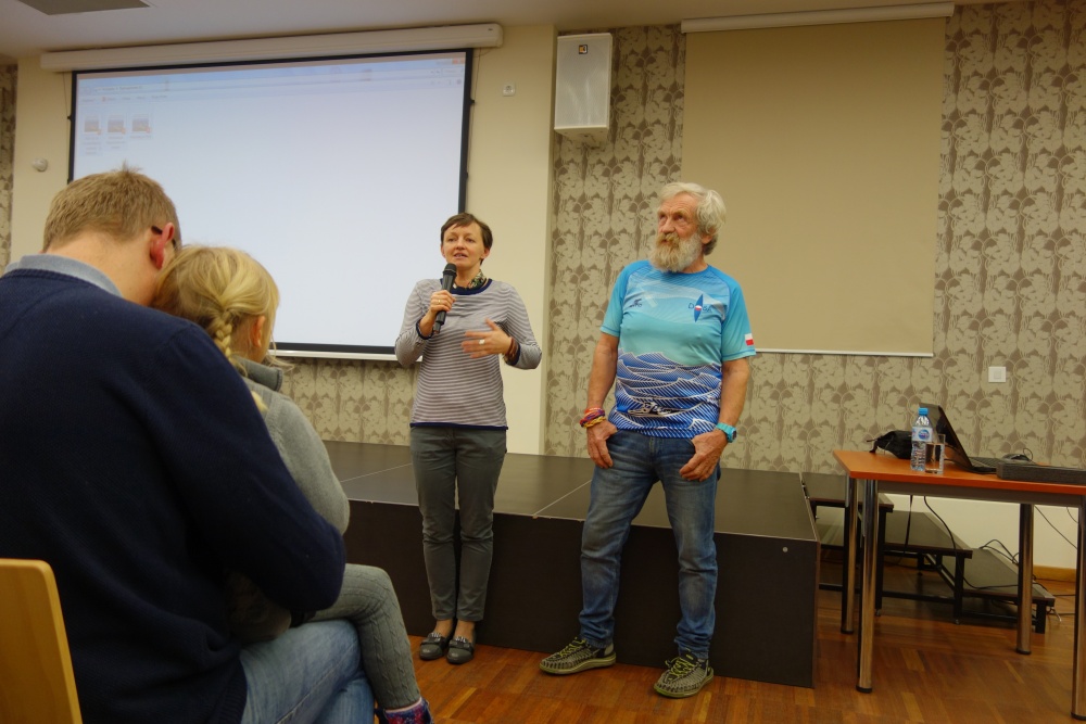 Fotografia dokumentująca spotkanie z Aleksandrem Dobą w oleśnickiej Bibliotece