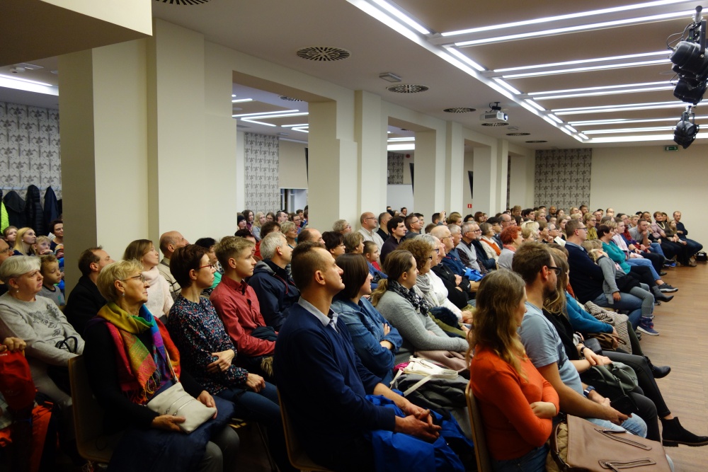 Fotografia dokumentująca spotkanie z Aleksandrem Dobą w oleśnickiej Bibliotece