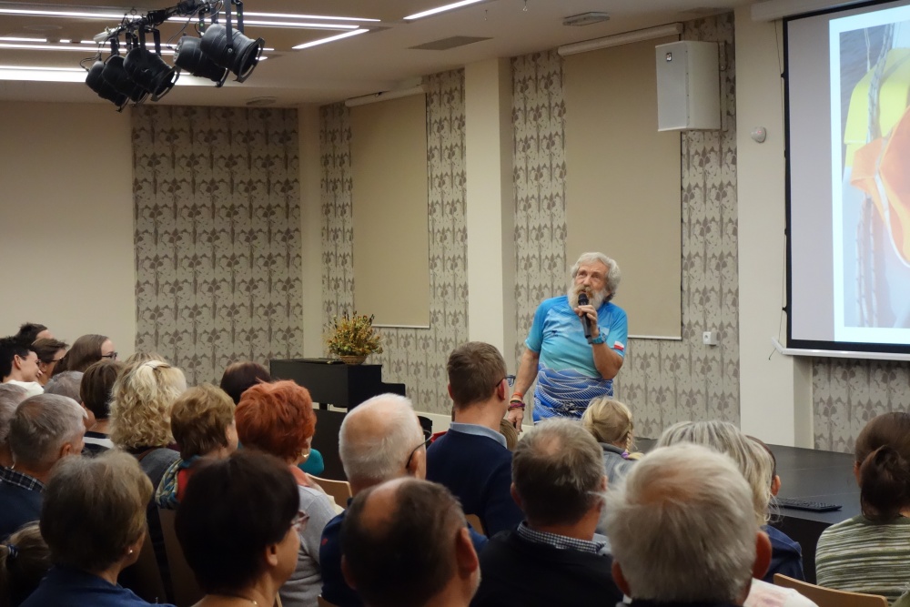 Fotografia dokumentująca spotkanie z Aleksandrem Dobą w oleśnickiej Bibliotece Fotografia dokumentująca spotkanie z Aleksandrem Dobą w oleśnickiej Bibliotece