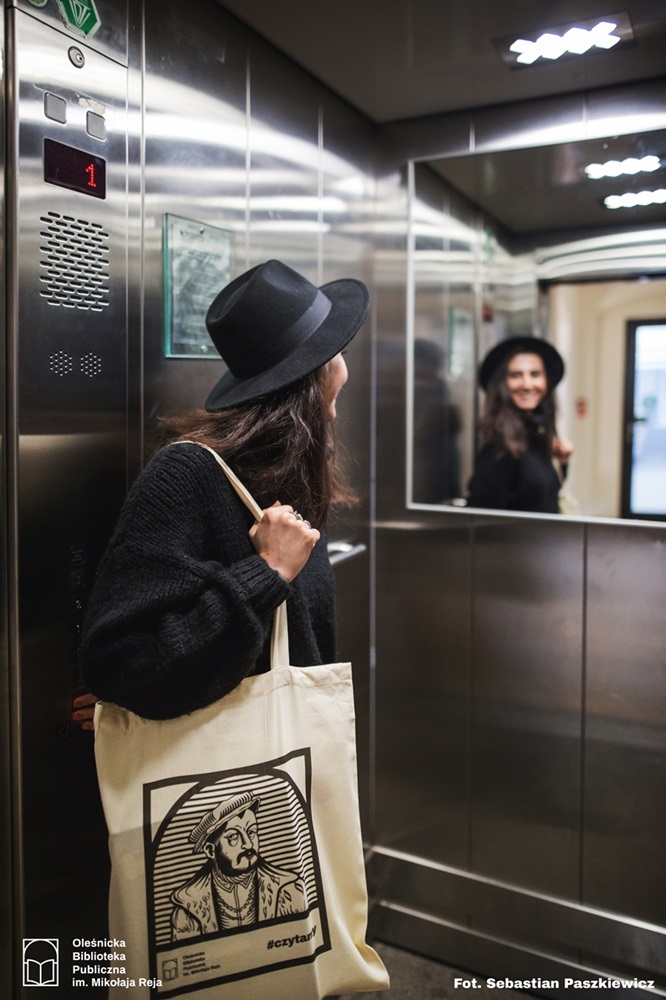 Zdjęcie promocyjne torby bawełnianej oleśnickej Biblioteki