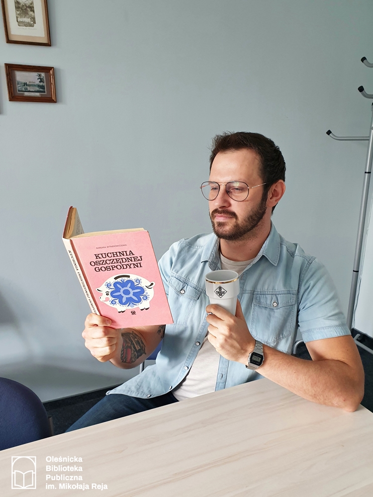 Bibliotekarz czytający książkę kucharską