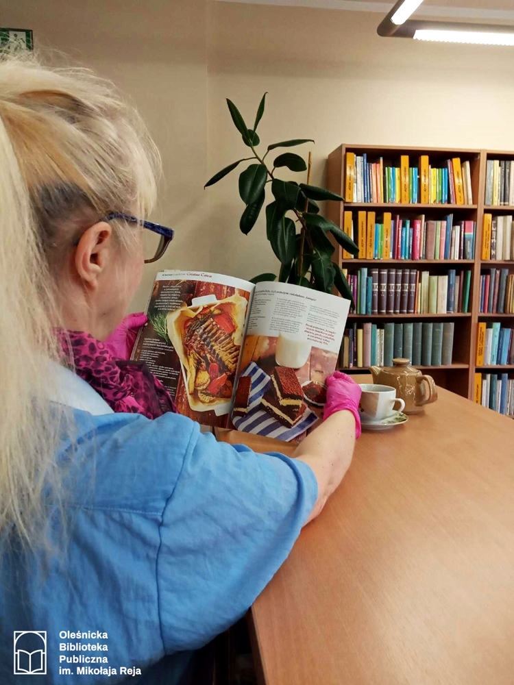 Bibliotekarz czytający książkę kucharską