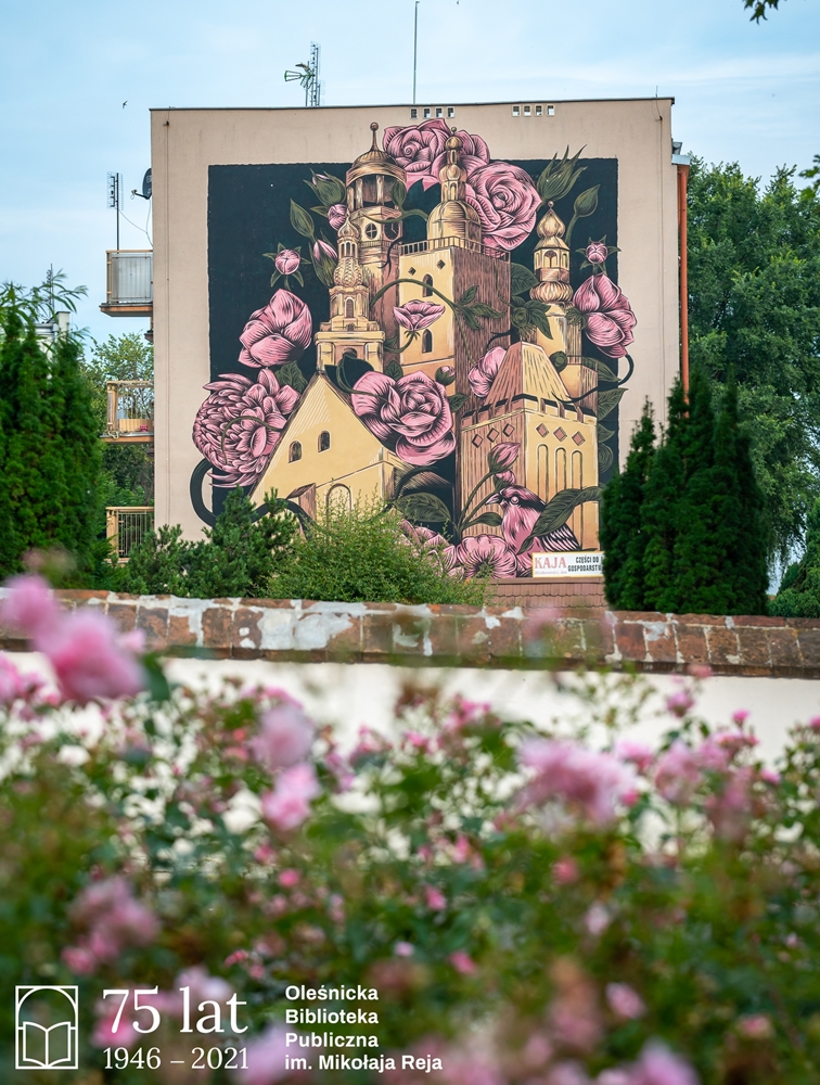 Fotografia przedstawiająca mural wykonany z okazji festiwalu OFCA 2019 przedstawiający panoramę wież miasta Oleśnica Fotografia przedstawiająca mural wykonany z okazji festiwalu OFCA 2019 przedstawiający panoramę wież miasta Oleśnica